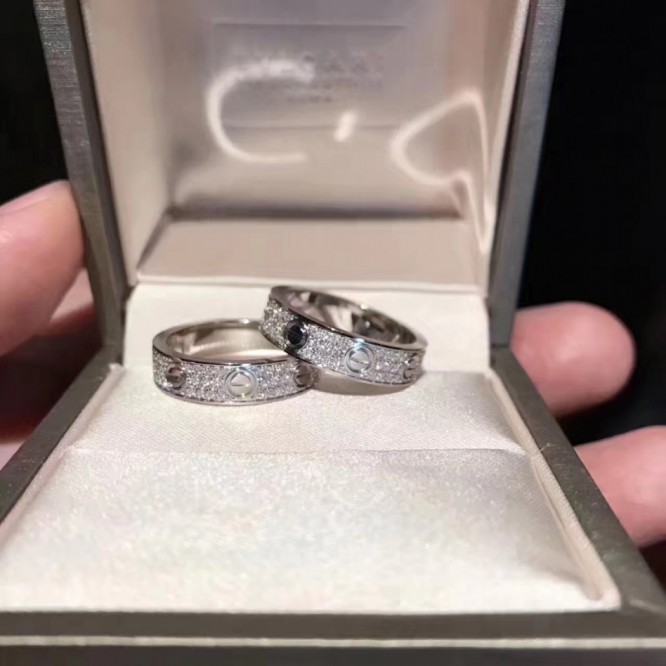 Cartie LOVE WEDDING BAND, DIAMOND-PAVED LOVE ウェディング リング、パヴェダイヤモンド